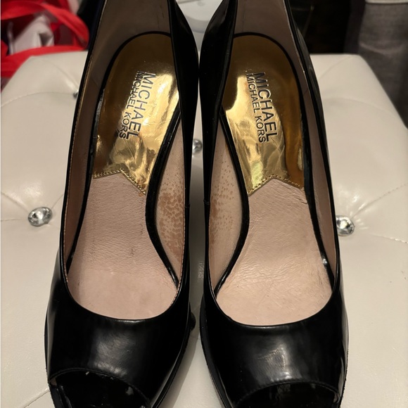 Michael Kors Women's
Dalia Wedge Peep Toe Platform shoe. Size 8. - Picture 6 of 6